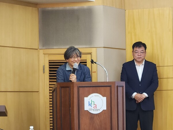 [사진: 행사는 디지털경제금융연구원 정유신원장 주관, 한국도시환경연구원 김덕기이사장(사진 우측)의 사회로 진행되었다.@한국도시환경헤럴드