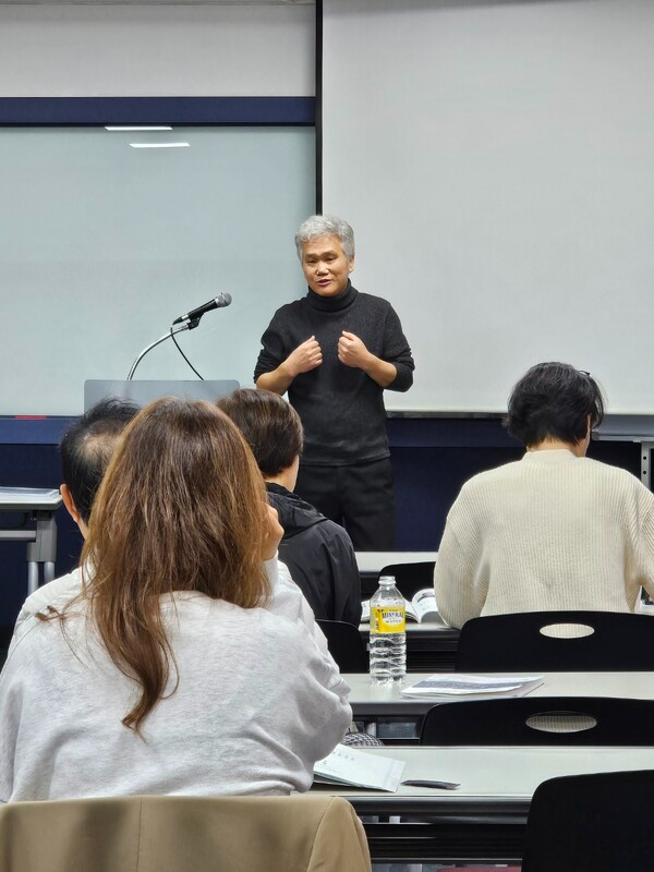 [사진: 국내 명리학의 석학 원광대 신경수 박사가 '명리'에 대한 특강을 하고 있다.@한국도시환경헤럴드]