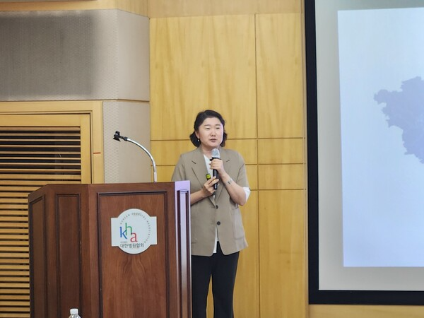 [사진: 두번째 발제자 써드에이지(주) 이보람 대표가 발표하고 있다. @한국도시환경헤럴드]