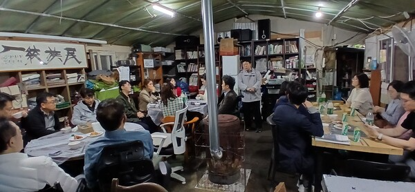 [사진: 구룡마을에서 지역현황, 토지보상에 대한 개황설명과 막걸리시간@한국도시환경헤럴드]
