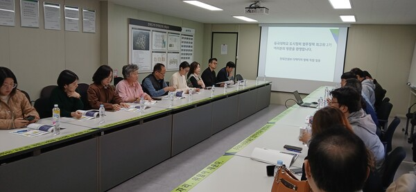 [사진: 방배5구역에서 현대건설 관리부에서 사업현황에 대한 브리핑을 하고 있다.@한국도시환경헤럴드]