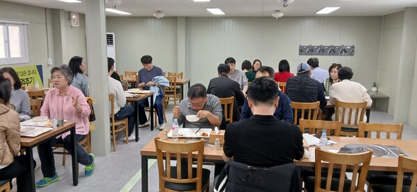 [사진: 방배5구역(현대건설) 현장내 함바식당에서 원생들이 함께 식사하고 있다.@한국도시환경헤럴드]