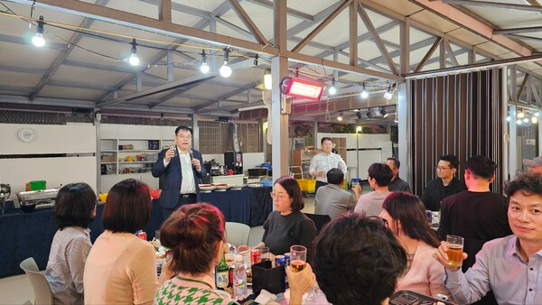 [사진: 대웅제약 연수원 내 바베큐 파티장에서 주임교수 김덕기박사가 건배사를 하고 있다. @한국도시환경헤럴드]