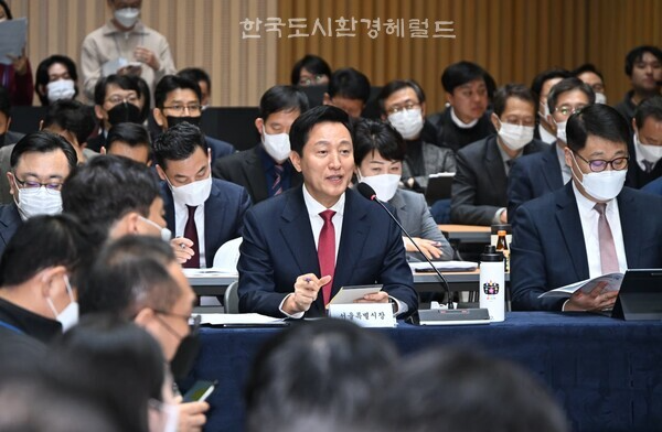 [사진: 오세훈 서울시장이 14일 서울시청 대회의실에서 열린 '규제 풀어 민생 살리기 대토론회'에서 시민의 의견에 답하고 있다. @서울시]