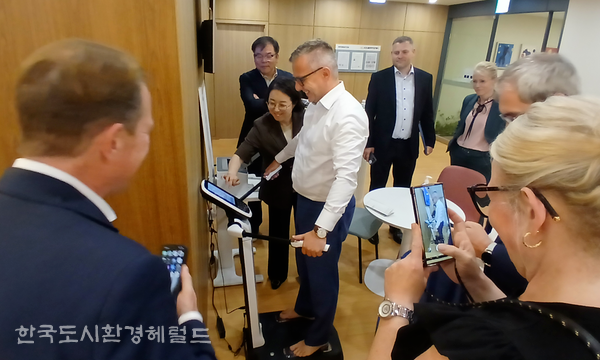 [독일 사절단의 기기 체험 모습 전호재 연구원의 설명]