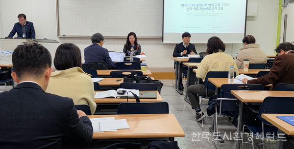 [2026 경제학 공동학술대회 제2분과회의 한국헬스케어실버타운개발 융복합학회 시니어주거·헬스케어 연구 본격 조명 김세율 건국대교수 발표후 신용호 해안건축 소장의 논평 사진=한국헬스케어실버타운개발융복합회]