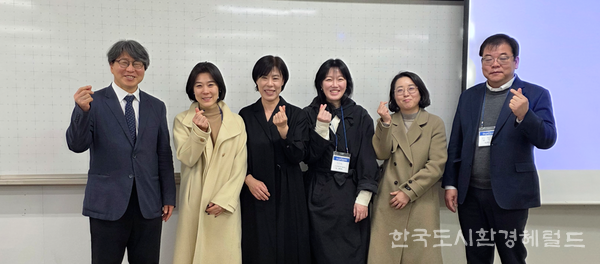 [한국헬스케어실버타운개발융복합학회 회장 정유신(맨 왼쪽), 동국대 법무대학원&nbsp; 김덕기 교수(맨 오른쪽) 발표자들과 기념촬영 사진=한국헬스케어실버타운개발융복합회]